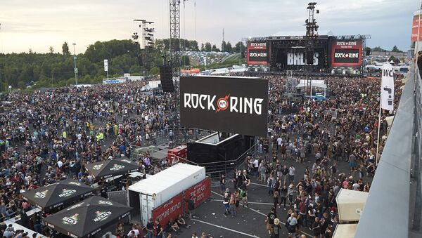 Эвакуация гостей рок-фестиваля Rock am Ring из-за террористической угрозы в немецком Нюрбурге, 3 июня 2017 - Sputnik Латвия
