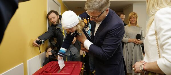 Мэр Риги Нил Ушаков с супругой и сыном - Sputnik Латвия