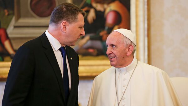 Президент Латвии Раймонд Вейонис с папой римским Франциском во время встречи в Ватикане, 2 июня 2017 - Sputnik Латвия
