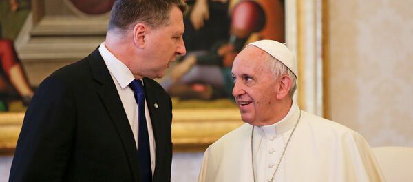 Latvijas prezidents Raimonds Vējonis ar Romas pāvestu Francisku I tikšanās laikā Vatikānā 2017. gada 2. jūnijā. Latvijas prezidents Raimonds Vējonis ar Romas pāvestu Francisku I tikšanās laikā Vatikānā 2017. gada 2. jūnijā. - Sputnik Latvija