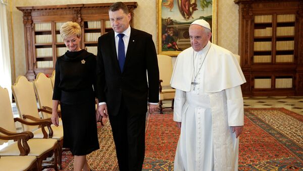 Президент Латвии Раймондс Вейонис и его супруга Ивета с Папой Римским Франциском во время встречи в Ватикане, 2 июня 2017 - Sputnik Латвия