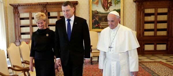Президент Латвии Раймондс Вейонис и его супруга Ивета с Папой Римским Франциском во время встречи в Ватикане, 2 июня 2017 - Sputnik Латвия