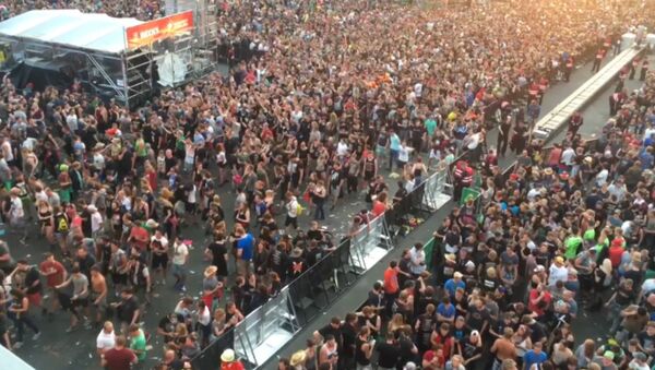Эвакуация посетителей рок-фестиваля Rock am Ring в Германии - Sputnik Латвия