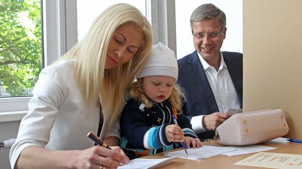 Мэр Риги Нил Ушаков с супругой и сыном Мэр Риги Нил Ушаков с супругой и сыном - Sputnik Латвия