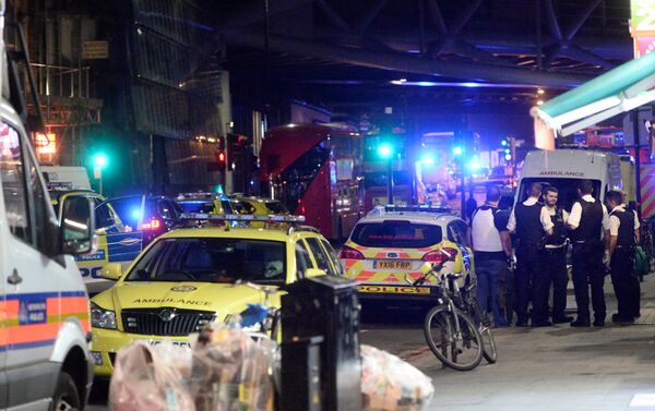 Полиция и скорая на месте происшествия на лондонском мосту, 4 июня 2014 - Sputnik Латвия