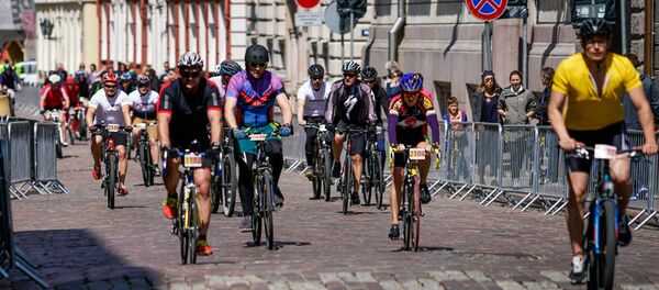 Часть дистанции Рижского веломарафона прошла по брусчатке Старой Риги - Sputnik Латвия