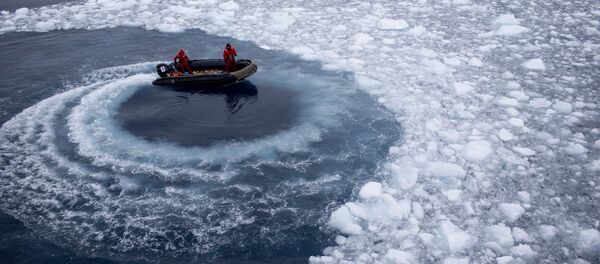 Чилийские моряки готовятся забрать ученых с корабля Aquiles и доставить их на базу Бернардо О'Хиггинс - Sputnik Латвия