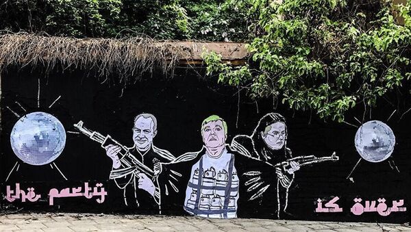 Новое граффити напротив кафе Keulė Rūkė, фото с места событий - Sputnik Латвия