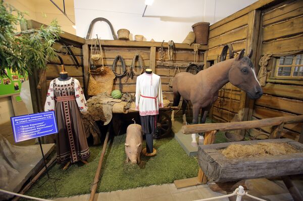 Декорация конюшни, упряжи и седла использованы в кинофильме Барышня Крестьянка Декорация конюшни, упряжи и седла использованы в кинофильме Барышня Крестьянка - Sputnik Латвия