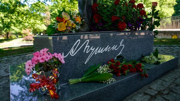 Цветы у подножия памятника Пушкину в Риге - Sputnik Латвия
