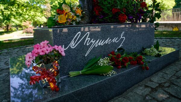 Цветы у подножия памятника Пушкину в Риге - Sputnik Латвия
