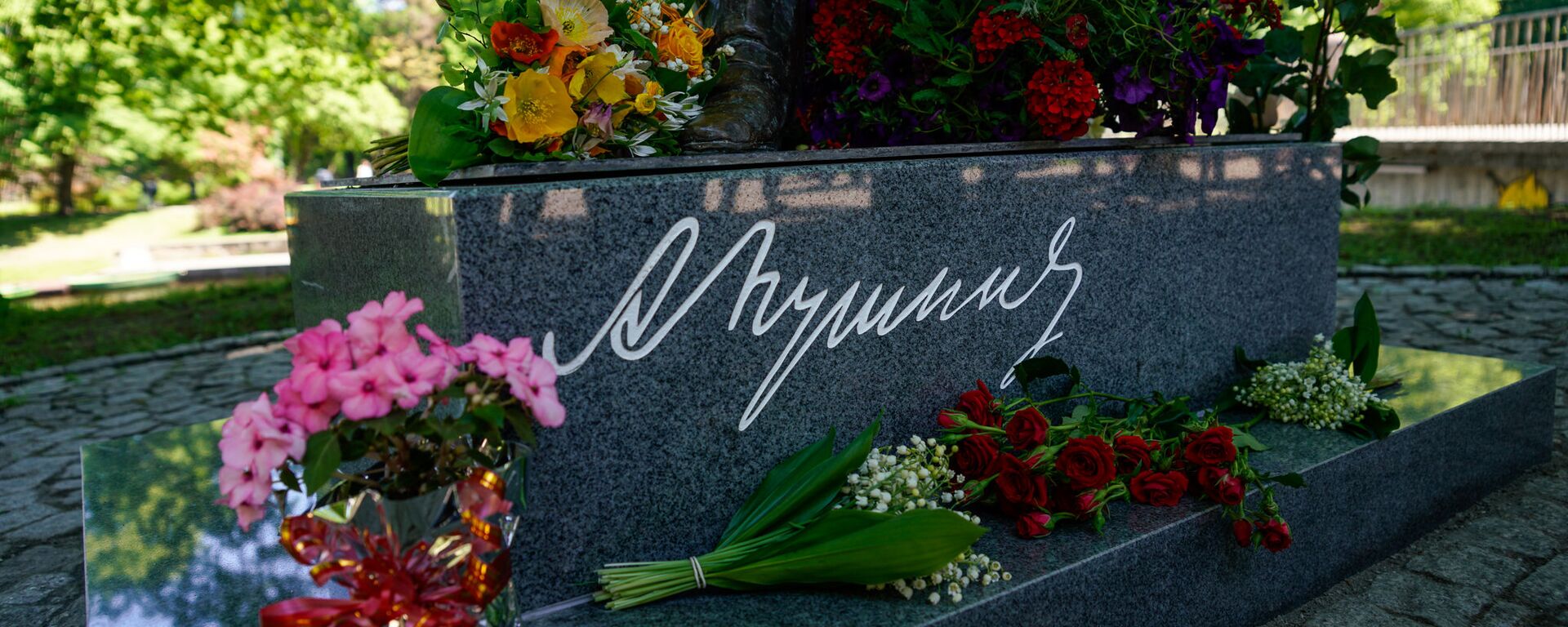 Цветы у подножия памятника Пушкину в Риге - Sputnik Латвия, 1920, 08.08.2025