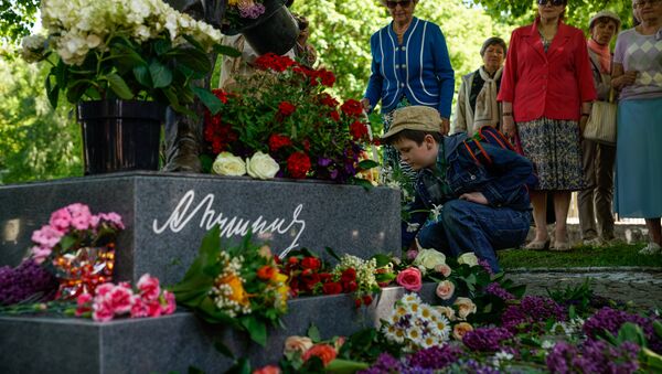 Мальчик возлагает цветы к памятнику Пушкину - Sputnik Латвия