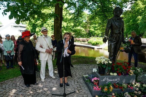 Выступает Светлана Видякина, член Пушкинского общества Латвии - Sputnik Латвия