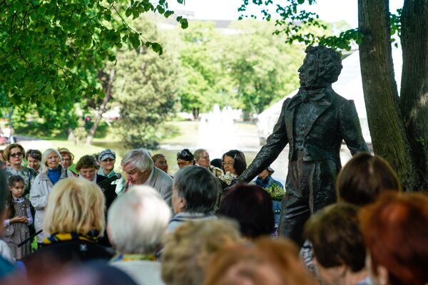 Встреча у Памятника Пушкину в Риге в часть Дня русского языка и дня рождения поэта - Sputnik Латвия