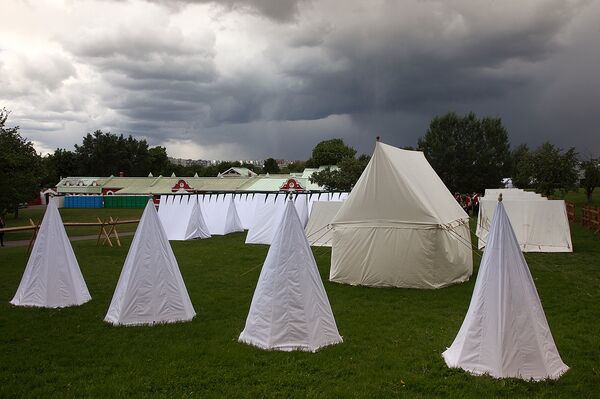 Даже лагерь реконструкторов сделан по всем историческим правилам Даже лагерь реконструкторов сделан по всем историческим правилам - Sputnik Латвия