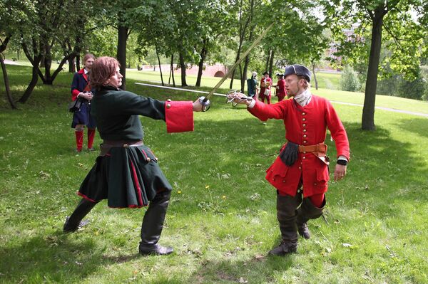 В красном костюме представитель питерской студии европейского историко-сценического фехтования Силуэт Артем Шабанов (он же - Дрейк) В красном костюме представитель питерской студии европейского историко-сценического фехтования Силуэт Артем Шабанов (он же - Дрейк) - Sputnik Латвия