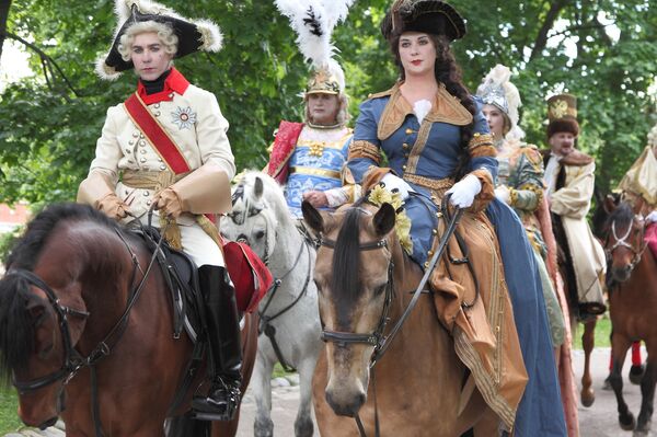 Знаменитая екатерининская конная карусель. Первой едет сама Екатерина вместе с фаворитом – светлейшим князем Григорием Орловым Знаменитая екатерининская конная карусель. Первой едет сама Екатерина вместе с фаворитом – светлейшим князем Григорием Орловым - Sputnik Латвия