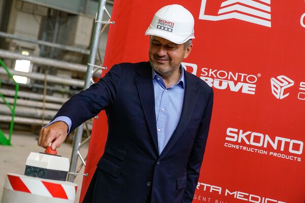 Гунтис Равис, председатель правления Skonto buve торжественно запустил новый агрегат - Sputnik Латвия