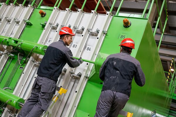 Рабочие готовят кассетную установку для производства железобетонных стеновых панелей - Sputnik Латвия