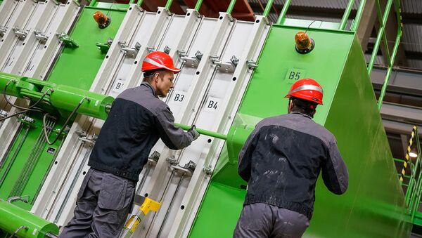 Рабочие готовят кассетную установку для производства железобетонных стеновых панелей - Sputnik Latvija