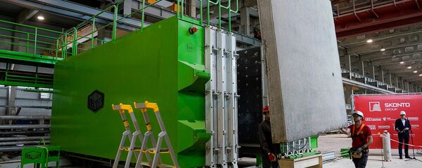 Готовая стеновая панель перемещают на склад - Sputnik Латвия