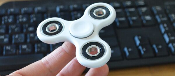 Спиннер, фиджет спиннер, вертушка, крутилка для рук - Sputnik Латвия