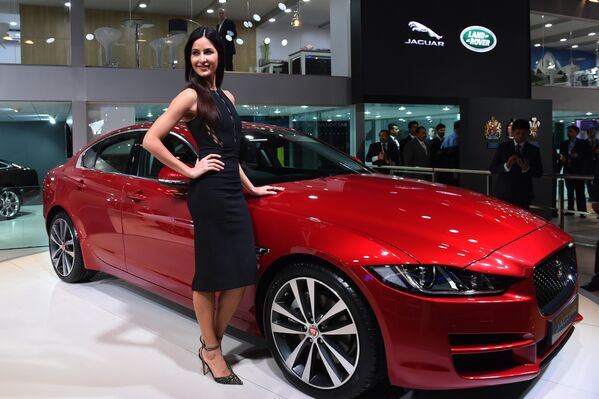 Индийская актриса Катрина Каиф рядом с новым Jaguar XE - Sputnik Латвия