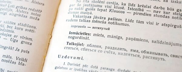 Latviešu valodas mācību grāmatas lappuses. Ilustratīva fotogrāfija - Sputnik Latvija