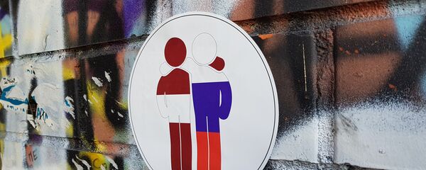 Наклейка с двумя фигурами (цвета латвийского и российского флагов) Наклейка с двумя фигурами (цвета латвийского и российского флагов) - Sputnik Latvija