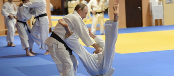 Президент России Владимир Путин на тренировке с членами сборной команды России по дзюдо - Sputnik Латвия