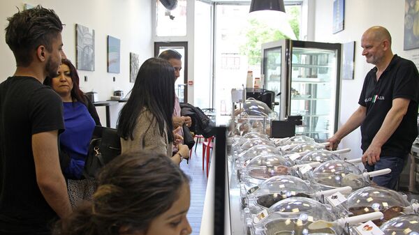 Кафе-мороженое Gelato Italia итальянца Дарио Бони - Sputnik Латвия