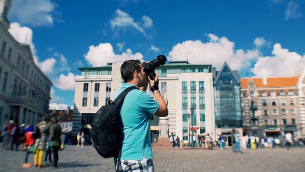 Мужчина с фотоаппаратом на Ратушной площади - Sputnik Латвия