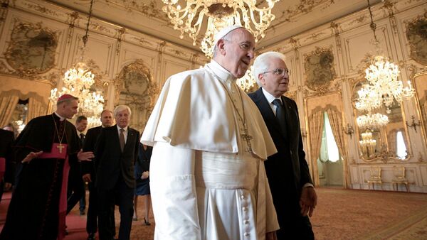 Папа Франциск и президент Италии Серджо Маттарелла во время официальной встречи в президентском Квиринальском дворце в Риме - Sputnik Латвия