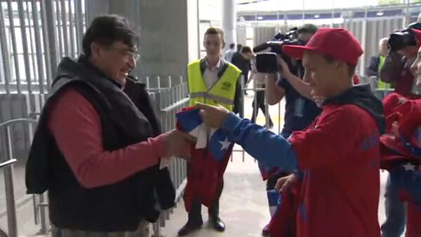 Дети вручили подарки фанатам из Чили - Sputnik Латвия
