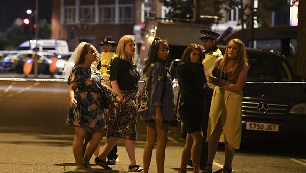 Женщины стоят перед полицейским оцеплением в Лондон 4 июня 2017 года, после террористической атаки на Лондон - Sputnik Латвия