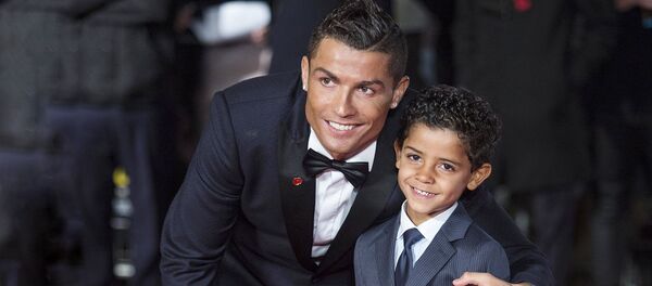 Криштиану Роналду с сыном - Sputnik Латвия