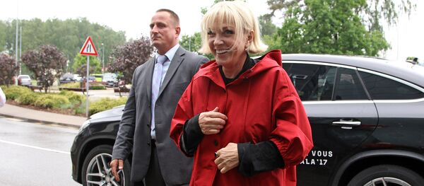 Лайма Вайкуле прибывает на выставку сценических нарядов к фестивалю Laima Rendez Vous Jūrmala 2017 Лайма Вайкуле прибывает на выставку сценических нарядов к фестивалю Laima Rendez Vous Jūrmala 2017 - Sputnik Latvija