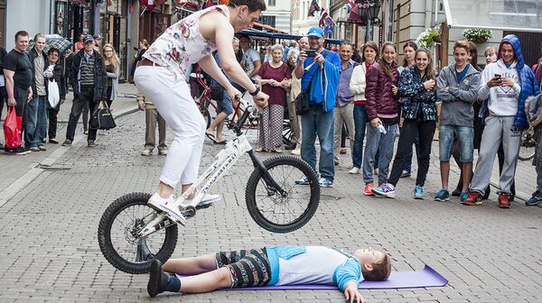 Флешмоб по случаю закрытия сезона Рижского русского театра - Sputnik Латвия