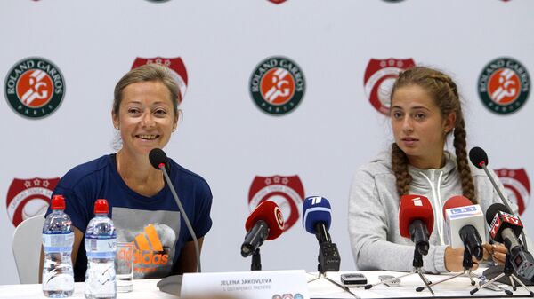 Латвийская теннисистка Елена Остапенко со своим тренером Еленой Яковлевой во время пресс-конференции - Sputnik Латвия