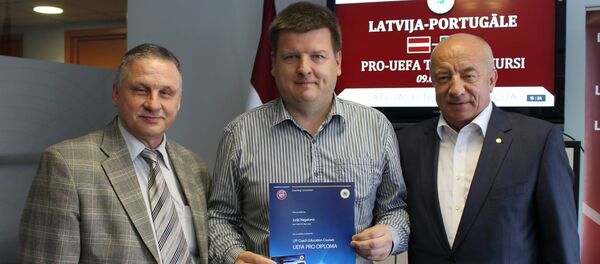 Латвийский футбольный тренер категории Про-УЕФА Юрий Анатольевич Нагайцев (в центре) - Sputnik Латвия