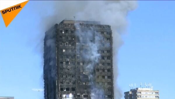 Spēcīgs ugunsgrēks dzīvojamajā daudzstāvu ēkā Londonā - Sputnik Latvija