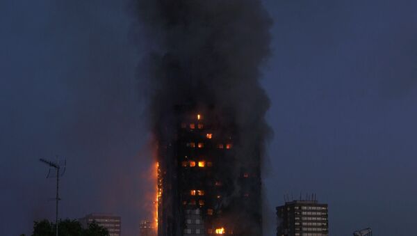 Мощный пожар в 24-этажном жилом доме в Лондоне - Sputnik Латвия