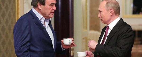 Президент РФ Владимир Путин и американский кинорежиссер Оливер Стоун во время интервью Президент РФ Владимир Путин и американский кинорежиссер Оливер Стоун во время интервью - Sputnik Latvija