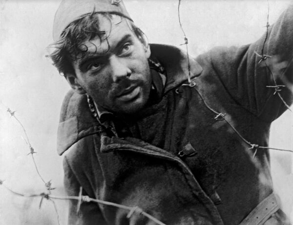 Алексей Баталов в фильме Летят журавли - Sputnik Латвия