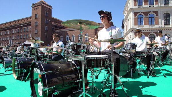 Выступление барабанщиков Школы ударных инструментов имени Анджея Граудса на Ратушной площади Риги - Sputnik Латвия
