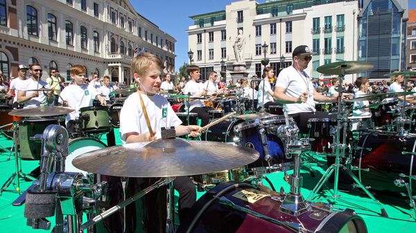 Выступление барабанщиков Школы ударных инструментов имени Анджея Граудса на Ратушной площади Риги - Sputnik Латвия