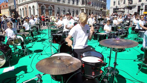 Выступление барабанщиков Школы ударных инструментов имени Анджея Граудса на Ратушной площади Риги - Sputnik Latvija