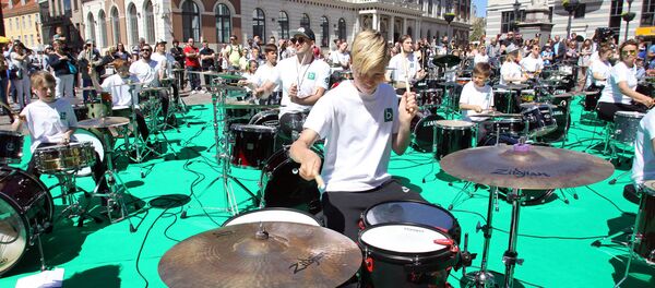 Выступление барабанщиков Школы ударных инструментов имени Анджея Граудса на Ратушной площади Риги Выступление барабанщиков Школы ударных инструментов имени Анджея Граудса на Ратушной площади Риги - Sputnik Latvija