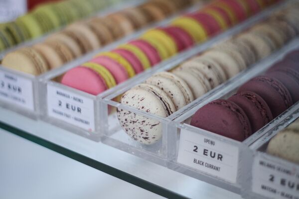 Макаронс - постоянный ассортимент кондитерской Arbooz - Sputnik Латвия